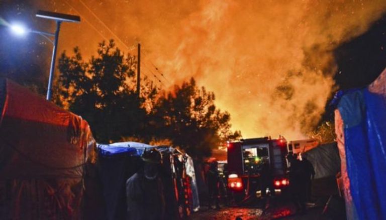 حريق في أكبر مخيم للاجئين في اليونان
