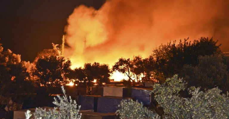 حريق بأكبر مخيم للاجئين في اليونان