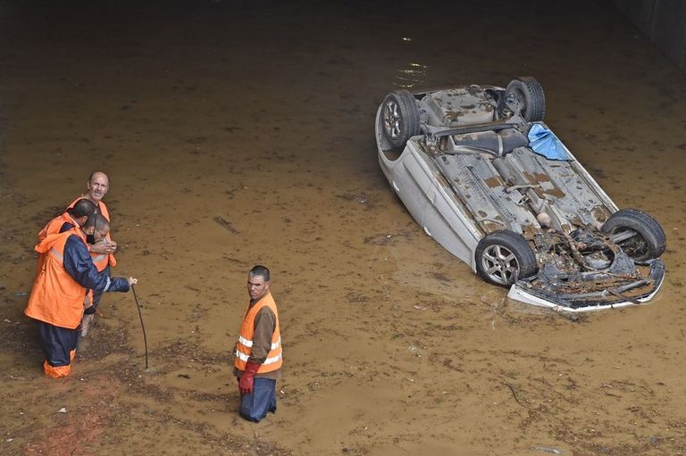 فيضانات في الجزائر جانب من السيول التي أغرقت عدة مدن جزائرية