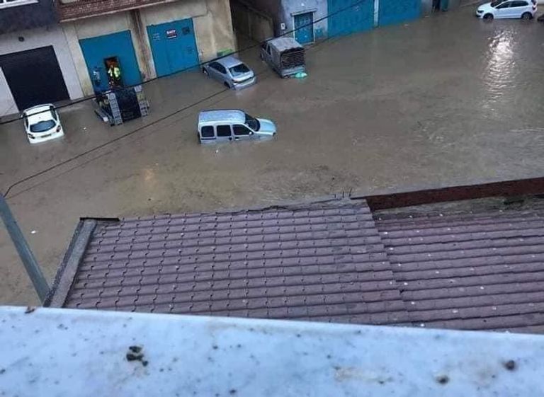 فيضانات في الجزائر جانب من السيول التي أغرقت عدة مدن جزائرية