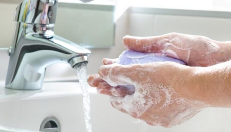 غسل اليدين بالماء والصابون يقي من فيروس كورونا