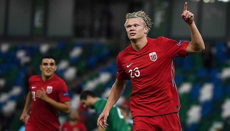 هالاند يحتفل بالتسجيل