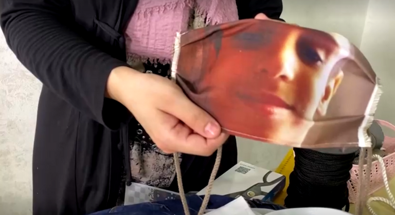 ريهام تقص أحد السراويل