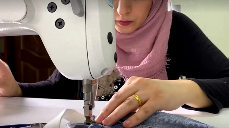 ريهام تقص أحد السراويل