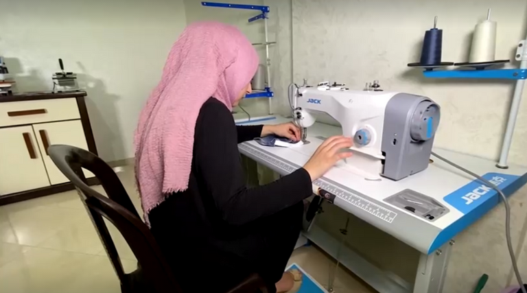 ريهام تقص أحد السراويل