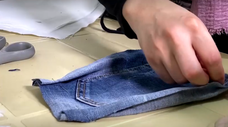 ريهام تقص أحد السراويل