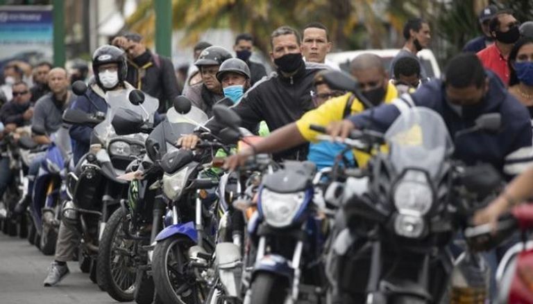 فنزويليون ينتظرون أمام محطة وقود - أسوشيتد برس