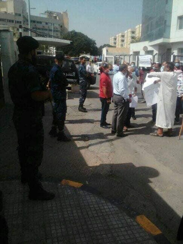 مظاهرات موظفي الشركات المتعثرة أمام مقر حكومة السراج في ليبيا