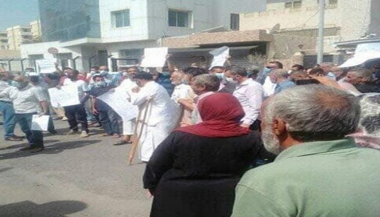 مظاهرات موظفي الشركات المتعثرة أمام مقر حكومة السراج في ليبيا