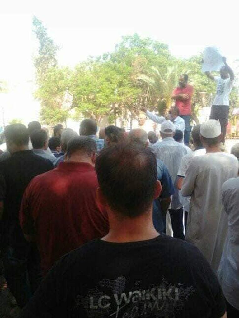 مظاهرات موظفي الشركات المتعثرة أمام مقر حكومة السراج في ليبيا