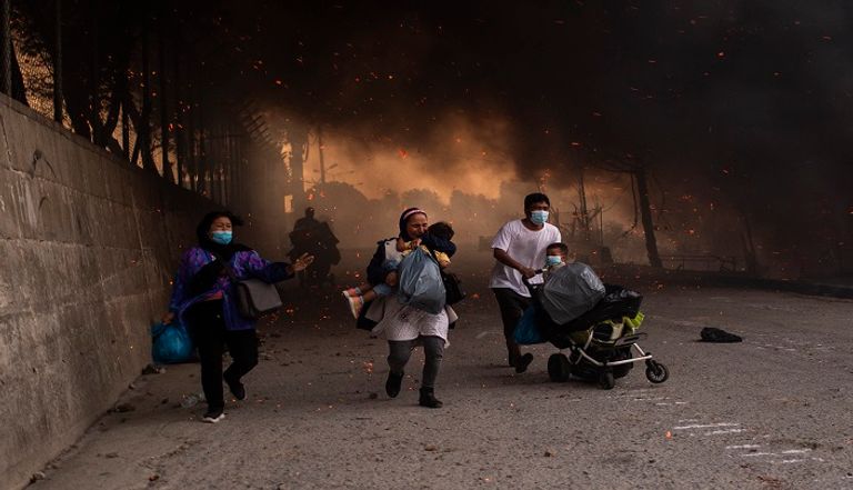 لاجئون يفترشون الطرقات بعد حريق مخيم 