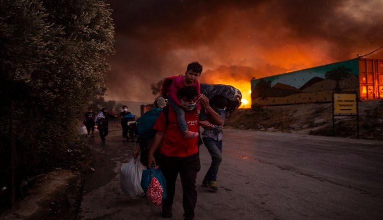 لاجئون يفترشون الطرقات بعد حريق مخيم 