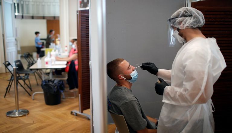 شخص يخضع لفحص كورونا بفرنسا