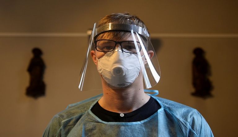 شخص يخضع لفحص كورونا بفرنسا