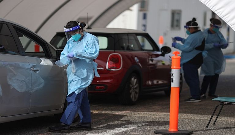شخص يخضع لفحص كورونا بفرنسا
