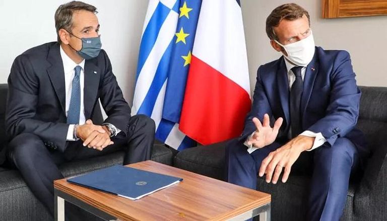 الرئيس الفرنسي ورئيس وزراء اليونان خلال القمة