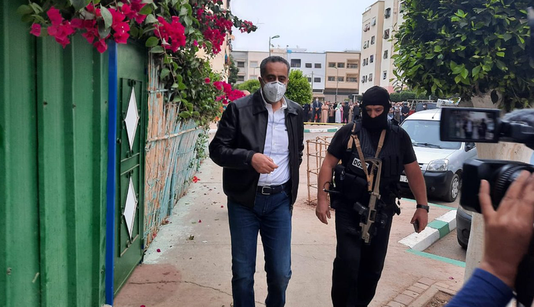 عبد اللطيف الحموشي خلال حضوره العملية برفقة أحد رجال الأمن مضبوطات بعد توقيف عناصر الخلية الإرهابية