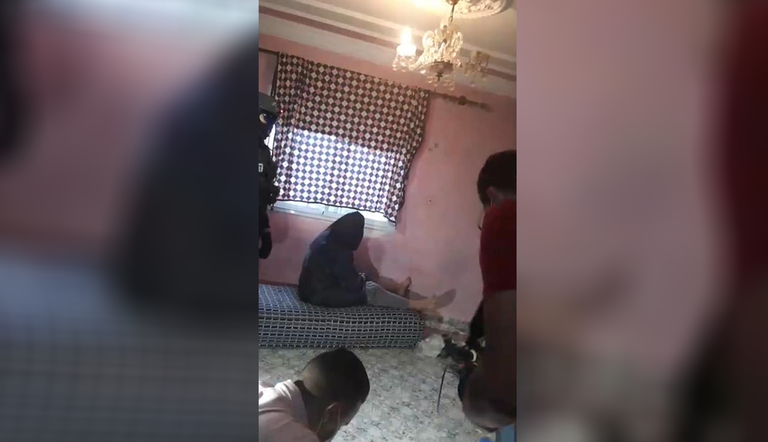 أحد الإرهابيين المضبوطين مضبوطات بعد توقيف عناصر الخلية الإرهابية