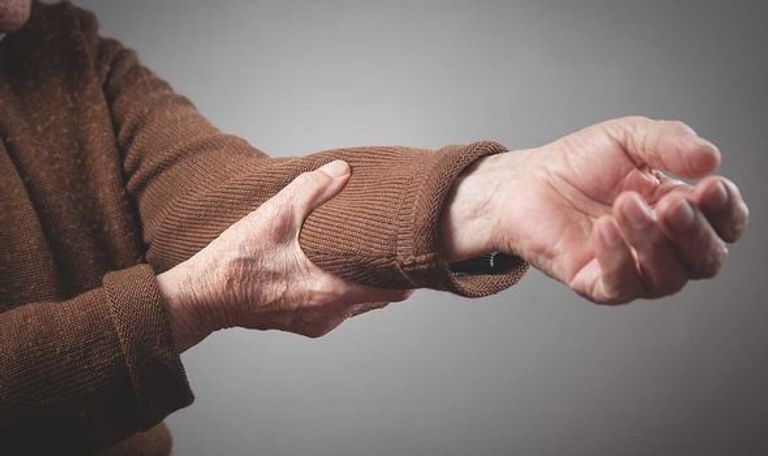 ألم الذراع مؤشر للإصابة بنوبة قلبية - تعبيرية مؤشرات خطرة للإصابة بسكتة قلبية