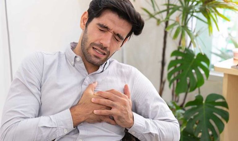 الإصابة بنوبة قلبية - تعبيرية مؤشرات خطرة للإصابة بسكتة قلبية