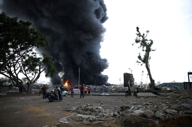 رجال الإطفاء في موقع الحريق