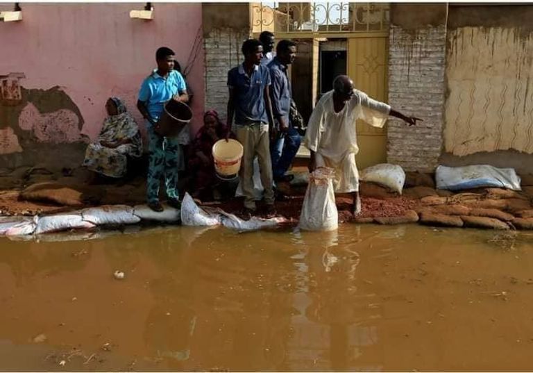 أهالي السودان حواجز أمام منازلهم عقب انهيارها نتيجة فيضانات وسيول السودان 