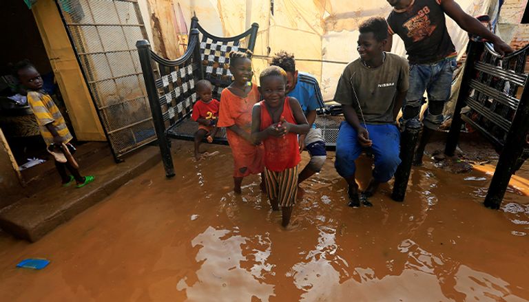 ابتسامة مجموعة من الأطفال أمام منزلهم بعد غرقه نتيجة سيول السودان