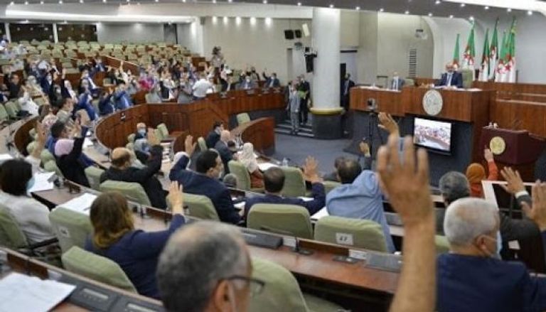 تصويت نواب البرلمان الجزائري على مشروع الدستور