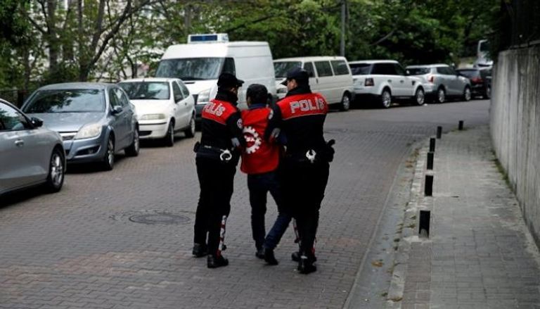 الشرطة التركية تعتقل أحد الأشخاص - أرشيفية