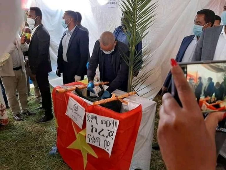 آبي أحمد خلال استعراض قوات من الحرس الجمهوري الإثيوبي