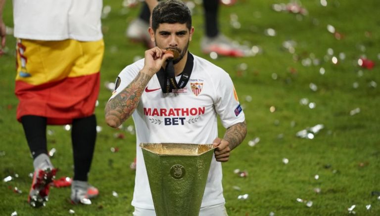 إيفر بانيجا بعد تتويجه بالدوري الأوروبي مع إشبيلية