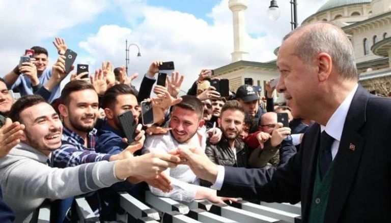 أردوغان مع مجموعة شباب جاؤوا إلى تركيا من ألمانيا - نورديك مونيتور