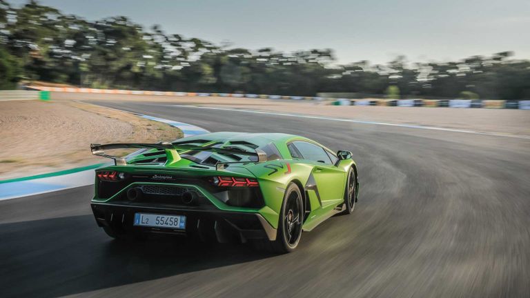 فريق لامبورجيني بجانب النسخة المبيعة رقم 10,000