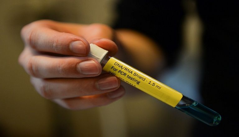 سيدة تخضع لفحص كورونا في كوريا الجنوبية