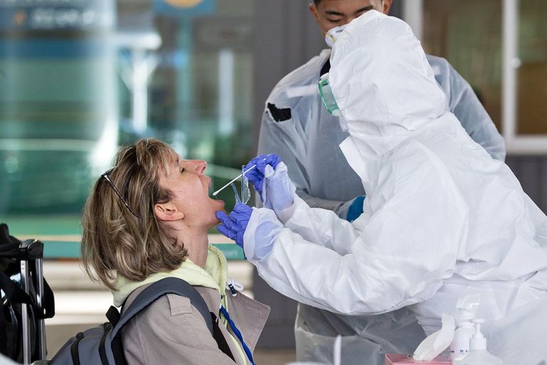 سيدة تخضع لفحص كورونا في كوريا الجنوبية