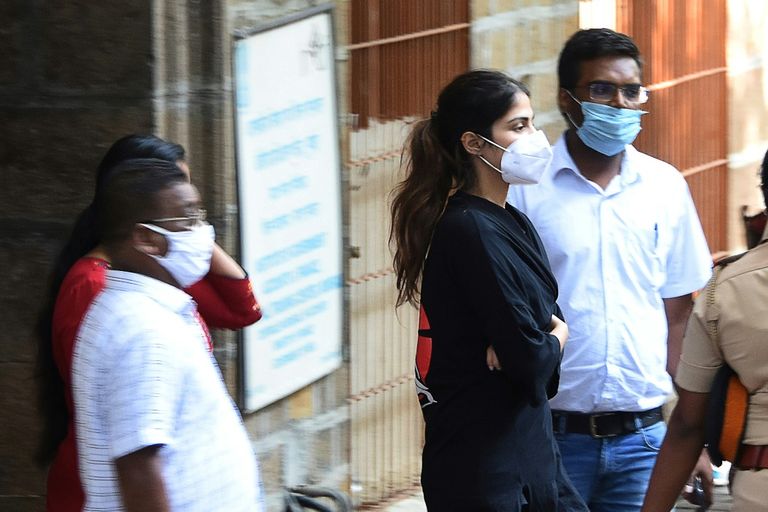 لحظة إلقاء القبض على الممثلة الهندية ريا شاكرابورتي 