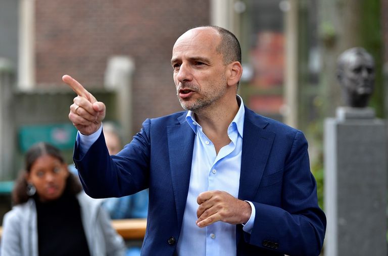 الصف الدراسي في ساحة الكنيسة