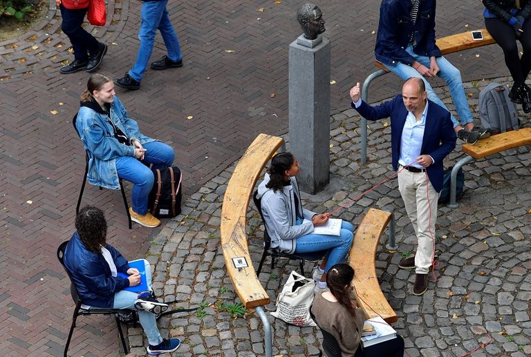 الصف الدراسي في ساحة الكنيسة