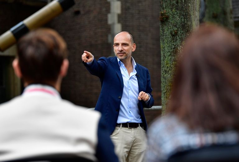 الصف الدراسي في ساحة الكنيسة