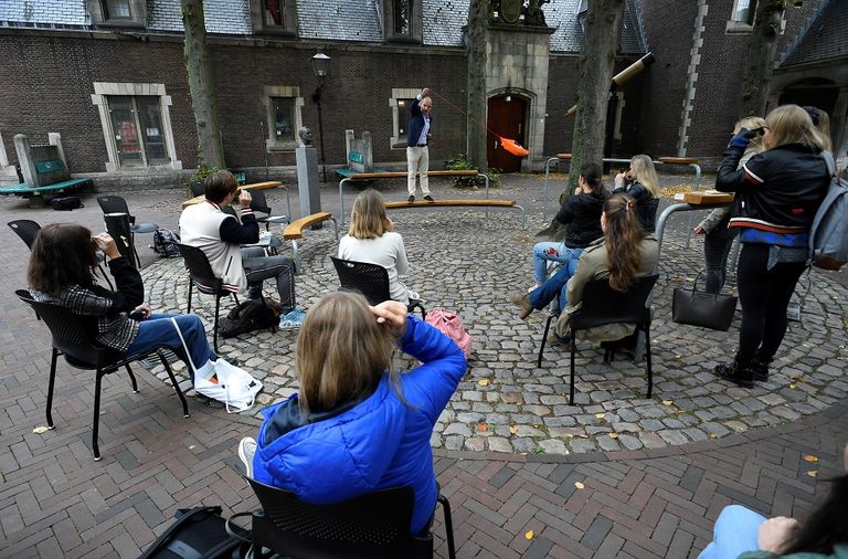 الصف الدراسي في ساحة الكنيسة