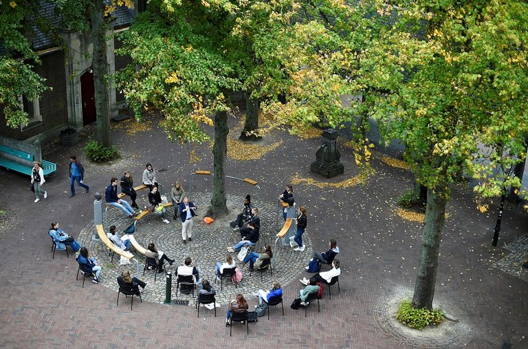 الصف الدراسي في ساحة الكنيسة