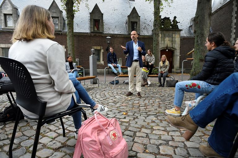 الصف الدراسي في ساحة الكنيسة