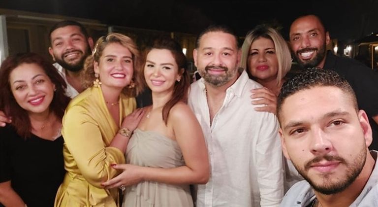 هنا شيحة وبوسي شلبي، في حفل خطوبة الفنان المصري أمير شاهين، شقيق الفنانة إلهام شاهين، على "المونتيرة" منة جاب الله.