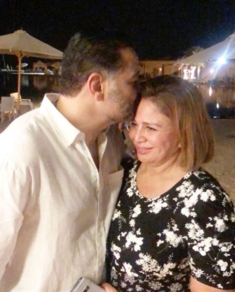 الفنان المصري أمير شاهين، يقبل رأس شقيقته الفنانة إلهام شاهين، خلال حفل خطوبته على "المونتيرة" منة جاب الله.