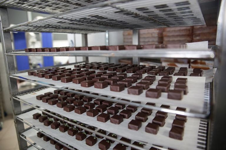 قطع شوكولاتة نصائح لتناول الشوكولاتة دون ضرر