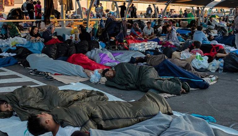 آلاف المهاجرين في العراء بجزيرة ليسبوس اليونانية