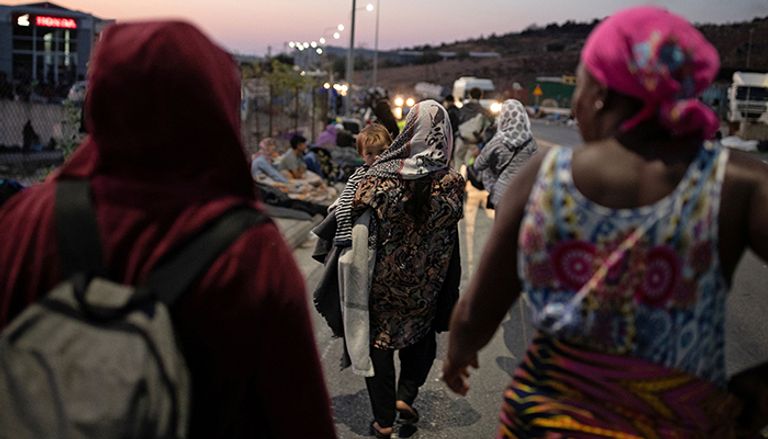 آلاف المهاجرين في العراء بجزيرة ليسبوس اليونانية