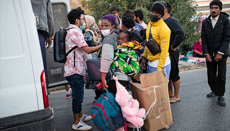 آلاف المهاجرين في العراء بجزيرة ليسبوس اليونانية