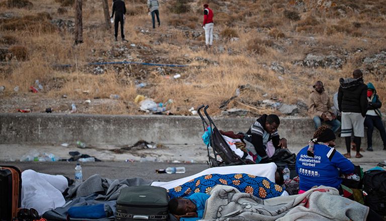 آلاف المهاجرين في العراء بجزيرة ليسبوس اليونانية