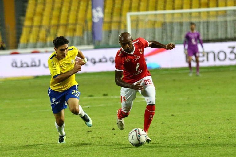 جيرالدو لاعب الأهلي خلال مواجهة الإسماعيلي بالدوري المصري رينيه فايلر مدرب الأهلي المصري